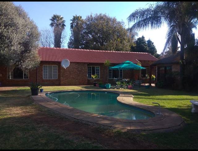 5 BEDROOM HOUSE FOR SALE IN ROOIHUISKRAAL NORTH